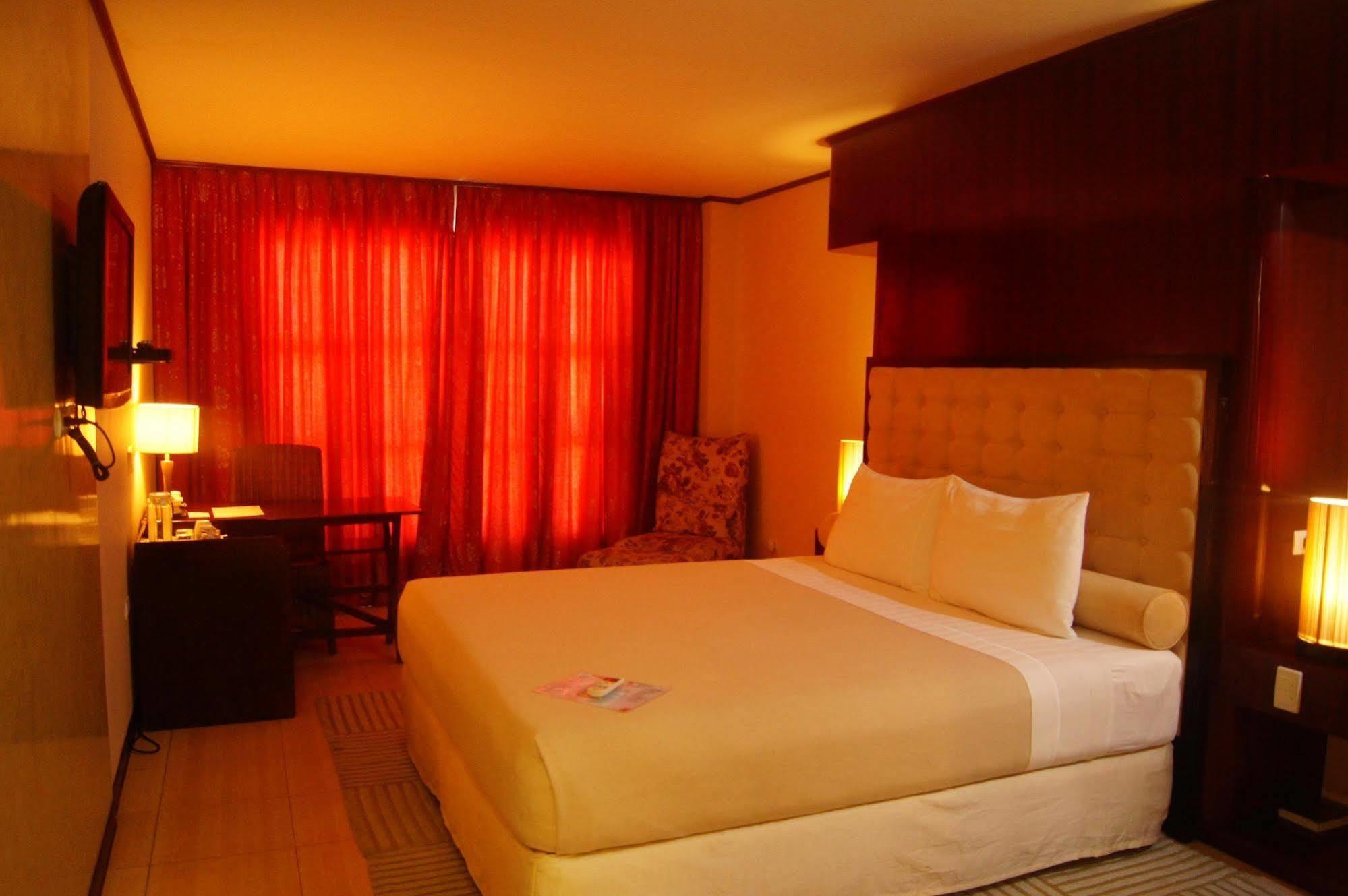 Dulcinea Hotel And Suites Île de Mactan Extérieur photo
