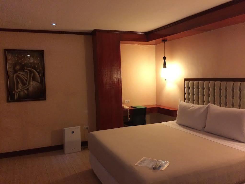 Dulcinea Hotel And Suites Île de Mactan Extérieur photo